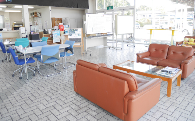 マツダオートザム菊川店内